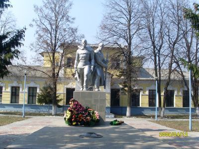 Братская могила воинов Советской Армии, погибших в период Великой Отечественной войны. Захоронено 900 человек, установлено фамилий на 264 человека. Скульптура установлена в 1952 году