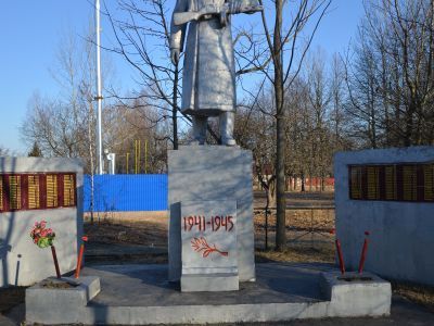 Братская могила советских воинов и актива Красновичского сельского Совета, погибших в годы Великой Отечественной войны