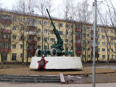 85-миллиметровая зенитная пушка - в честь воинов ПВО г. Вологды