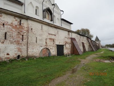 Прясло крепостной стены Успенского монастыря у церкви Преображения Господня над Водяными вратами