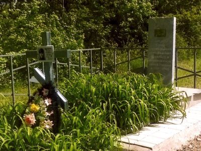 Братская могила 12 советских воинов, погибших в боях с фашистскими захватчиками