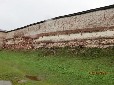 Прясло крепостной стены Успенского монастыря между Поваренной и Черной или Малой Мереженной башнями