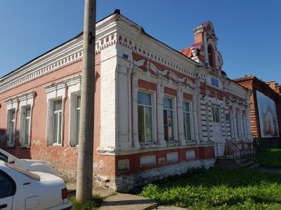 Двухэтажное каменное здание конца XIX века, с опознавательной шестиугольной звездой на фронтоне, бывший дом раввина, ныне общежитие педучилища