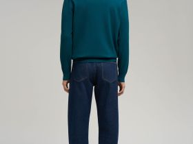 Легкий джемпер полуприлегающего кроя