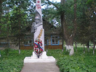 Памятник партизану Александру Плахотину, погибшему в 1919 году
