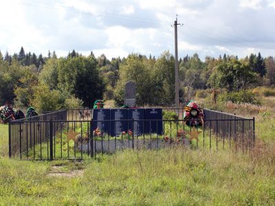 Братское захоронение советских воинов, погибших в 1941-1944 гг.