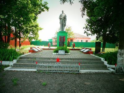 Братская могила советских воинов, погибших в боях с фашистскими захватчиками в 1943 году. Захоронено 16 человек, имена не установлены. Скульптура советского воина