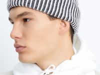 Вязаная шапка из коллаборации с maneken