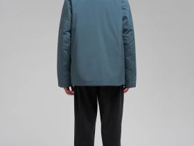 Легкий пуховик с натуральным утеплителем