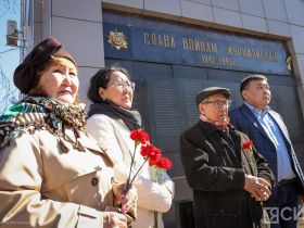 К мемориальной доске воинам-журналистам Якутии возложили цветы