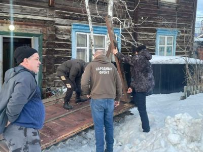 В Якутске упавший с крыши снег сломал козырёк подъезда