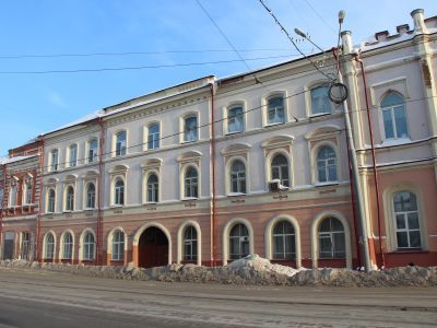 Первый в Сибири научно-исследовательский институт физических методов лечения. В годы Великой Отечественной войны (1941-1945 гг.) располагался эвакогоспиталь для раненых воинов Советской Армии