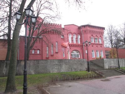 Здание бывшего городского начального училища им. 1812 г. (ныне музей ВОВ)