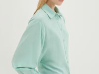 Приталенная блузка с акцентными рукавами