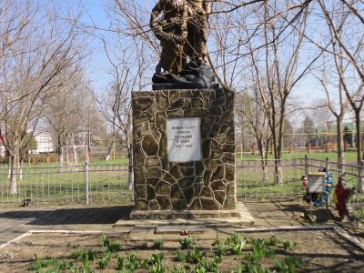 Братская могила советских воинов, погибших в боях с фашистскими захватчиками