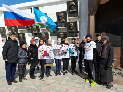 В Якутске проводили участников женского пробега "Факел Победы"