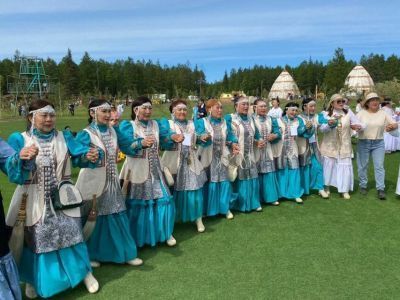 До глубокой ночи конкурсанты запевали осуохай на Ысыахе Олонхо в Якутии