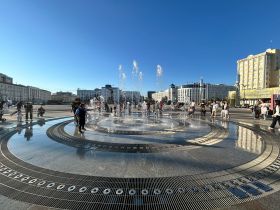 Фотофакт: убрали ограждения вокруг фонтана на площади Республики в Якутске