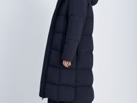 Пуховое пальто с капюшоном и воротником-стойкой