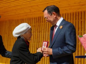 В парке Победы открыли арку «Якутск — город трудовой доблести»