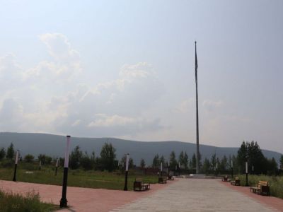 Благоустройство сквера с самым высоким флагштоком Якутии завершили в Ленске