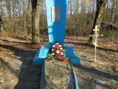 Братская могила 12 советских воинов, погибших в 1943 году в боях с немецко-фашистскими захватчиками