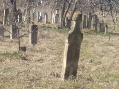 Стелы надмогильные (15 стел)