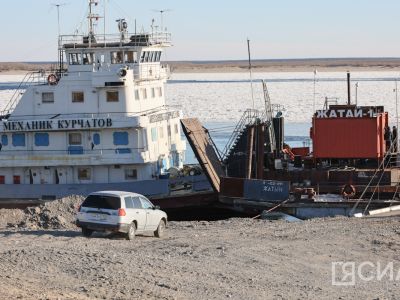Паромы между Якутском и Нижним Бестяхом начали курсировать по мере загрузки