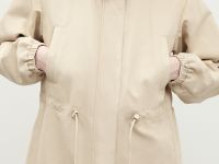 Ветровка с капюшоном и поясом на кулиске