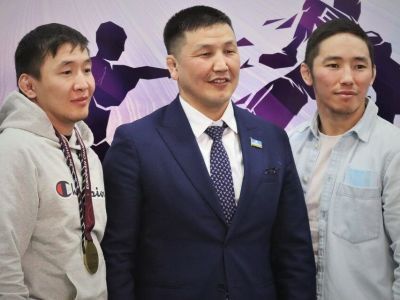 Якутским борцам Владимиру Егорову и Эдуарду Григорьеву вручили заслуженные награды