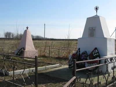 Братская могила первых коммунаров коммуны "Красный Герой", замученных кулаками