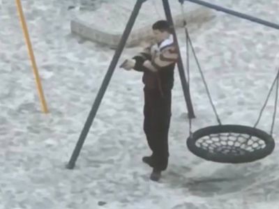 В Якутске заметили молодого человека с неизвестным оружием на детской площадке