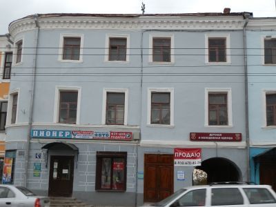 Здание построено, вероятно, в конце XVIII века, использовалось под трактир, лавки