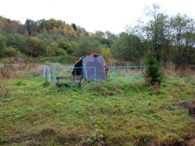 Памятный знак (камень-валун с памятной доской), на месте, где I/XI – 1943 г. героически погибла отважная партизанка М.А.Куккоева; именем ее названа улица в гор. Подпорожье