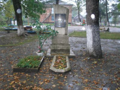 Братская могила советских воинов, погибших в боях с фашистскими захватчиками