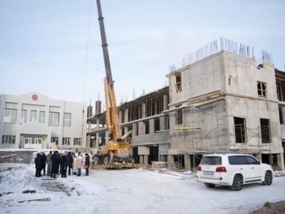 Евгений Григорьев проверил ход строительства пристроев к школам № 26 и 29 Якутска