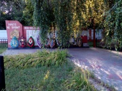 Братская могила воинов Советской Армии, погибших в январе 1943 года. Захоронено 31 человек, установлено фамилий на 20 человек. Скульптура установлена в 1954 году