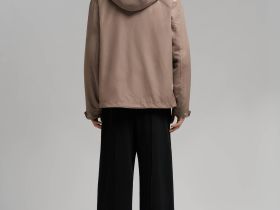 Ветровка с капюшоном