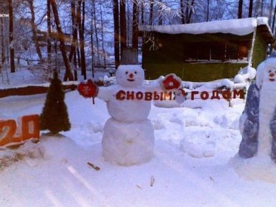 Жители арктического района Якутии украсили свои села скульптурами из снега и льда