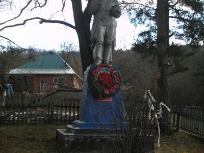Братская могила советских воинов, погибших в боях с фашистскими захватчиками