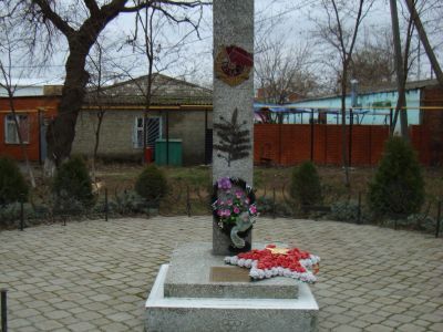 Могила Н.Х.Чернявского, старшины, погибшего в бою с фашистскими захватчиками