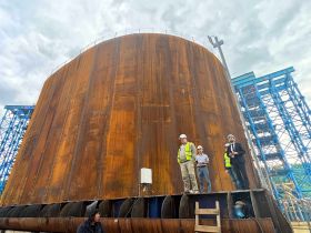 Паромную переправу запустили на стройке Ленского моста в Якутии