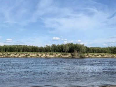 В Якутии при переезде на грузовике через реку течением унесло мужчину