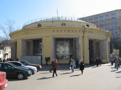 Наземный вестибюль, архитекторы Гельфрейх В.Г., Рожин И.Е. (при участии Тосунова Г., Шагуриной Л.А.)