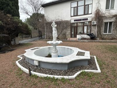 Фонтан со скульптурой