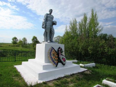 Братская могила советских воинов