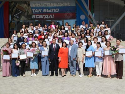 100 педагогов Якутии награждены премиями в размере 100 тысяч рублей