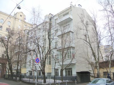 Квартиры, в которых в 1928-1932 гг. жил: режиссер В.Э. Мейерхольд, актер В.Д. Тихомиров в 1928-1956 гг., М.Н.Берсенев в 1928-1951 гг., и другие деятели культуры