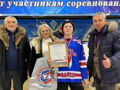 Кубок хоккейного турнира памяти Сергея Шеповалова остался в Удачном