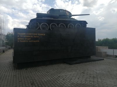 Танк - памятник воинам-землякам, павшим на фронтах Великой Отечественной войны (1941-1945)